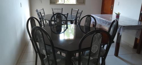 MateirosPousada Rio Novo Jalapão的黑色餐桌,配有黑色椅子和柜台