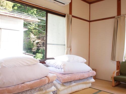 高野山Guest House hachi hachi的带大窗户的客房内的两张床