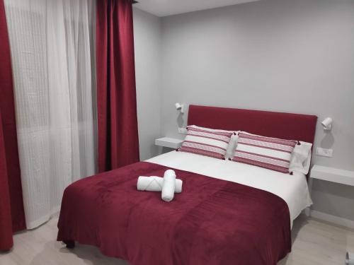 安道尔城SUITEDREAMS - Boigues 3的一张红色毯子上带两条白色毛巾的床