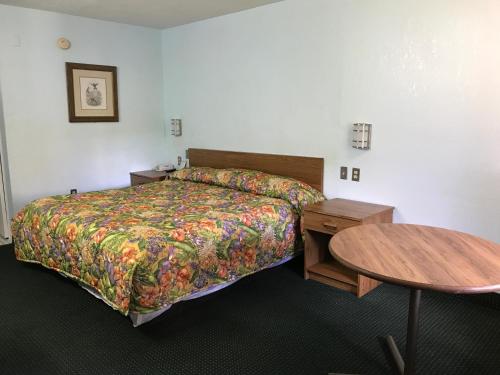 基西米弗拉明戈酒店的酒店客房配有一张床铺和一张桌子。