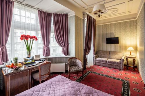 利沃夫阿特拉斯豪华酒店的配有一张床和一张书桌的酒店客房