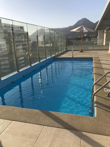 圣地亚哥Clínica Las Condes, espectacular departamento nuevo 80 m2的建筑物屋顶上的游泳池