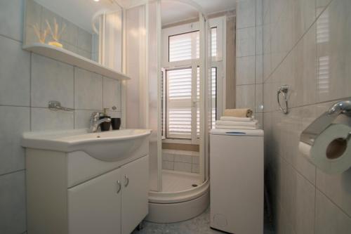 科尔丘拉MILINA KORČULA的白色的浴室设有水槽和卫生间。