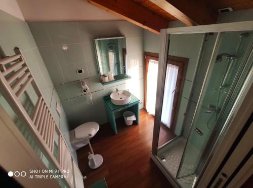 梅泽格拉阿扎诺住宿加早餐假日酒店的享有带水槽和淋浴的浴室的顶部景致。