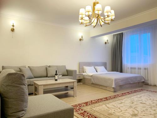塞凡Brand new comfortable apartments in Sevan city的客厅配有床和沙发
