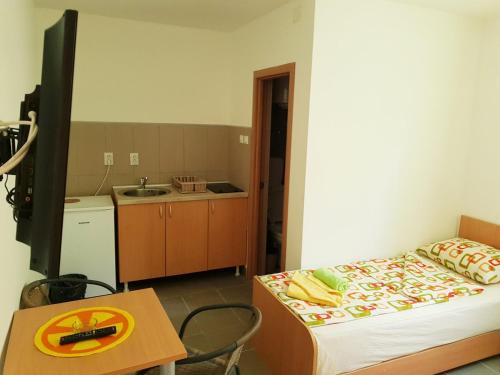 索科矿泉村Studio Isakovic Centar的小房间设有一张床和一张桌子