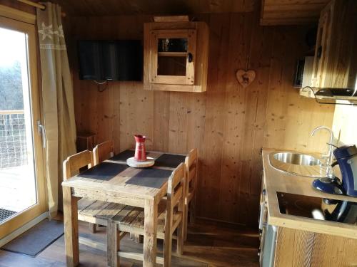 Saint-Julien-en-ChampsaurMa Cabane des Hautes-Alpes的一间带木桌和水槽的小厨房