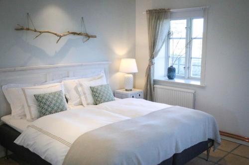 巴斯塔德SOEDER Countryhouse & Kitchen的卧室配有一张大白色床和窗户