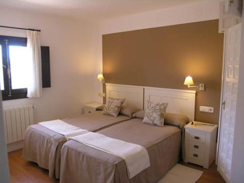 昆卡Hostal Tabanqueta的一间卧室配有一张大床和两个枕头