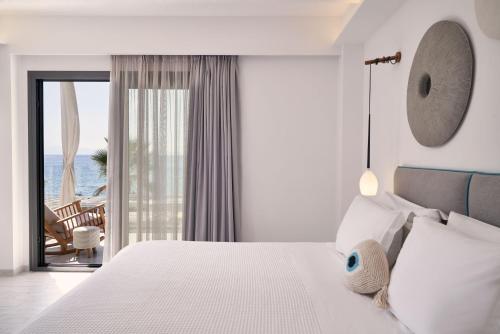 波托什Icon Suites的卧室设有白色床,享有海景