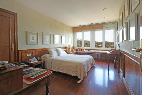 圣安德烈斯-德利亚瓦内拉斯Villa Torre Blanca, una villa de ensueño的卧室配有一张床、一张书桌和窗户。