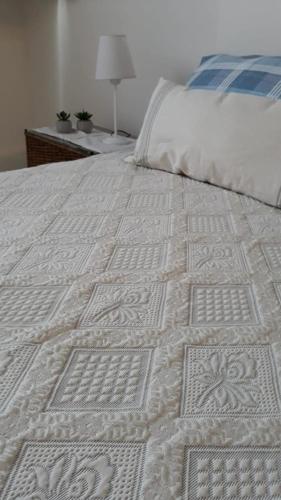 圣米格尔·德·图库玛relajado monoambiente的一张白色的大床,上面有白色的棉被