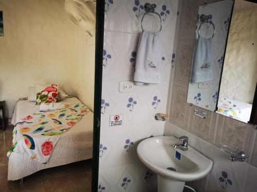 瓜杜阿斯Villa Apolonia的一间带水槽和床的小浴室