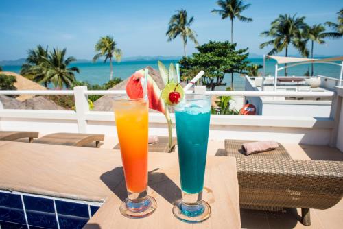 象岛象岛宁静度假村的一张桌子上的两杯饮料,享有海景