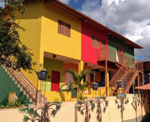 戈亚斯州上帕莱索Atelier & Pousada Chapada的色彩缤纷的房屋,设有色彩缤纷的大门和窗户