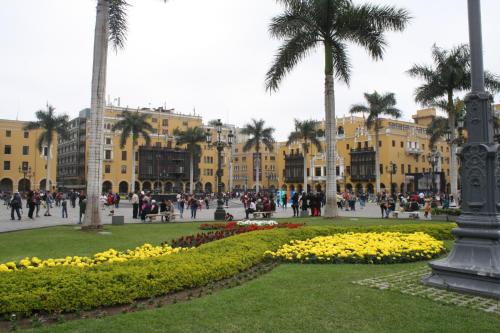 利马Main Square的一座种满鲜花和棕榈树的公园