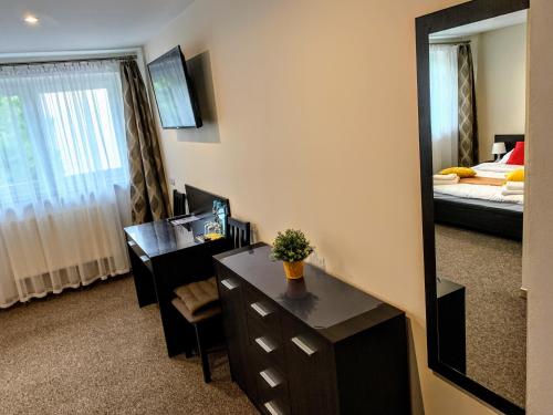 拉辛Mocca House的客房设有书桌、镜子和床。