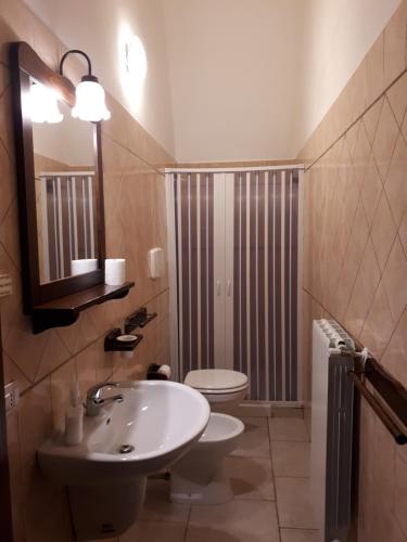 莫托拉Masseria Cassiere的一间带水槽、卫生间和镜子的浴室