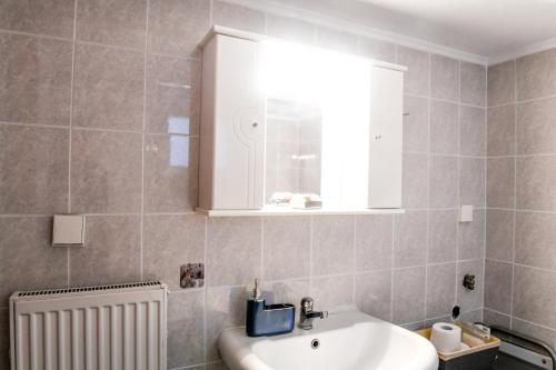 亚历山德鲁波利斯Papi's Free Parking Apartments 2 - 2 Bedroom的浴室设有白色水槽和镜子