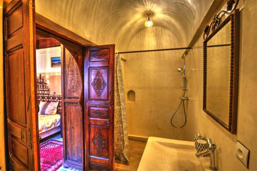 马拉喀什Riad Aventurine的带淋浴、盥洗盆和淋浴的浴室