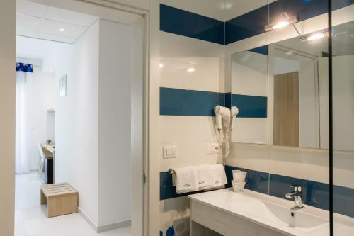佩斯科勒海滨Gigli Hotel Salento的一间带水槽和镜子的浴室