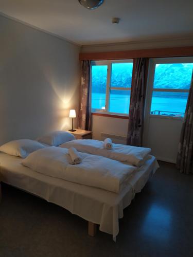 艾于兰Winjum Apartments Aurland Stegastein的一间卧室设有两张床和大窗户