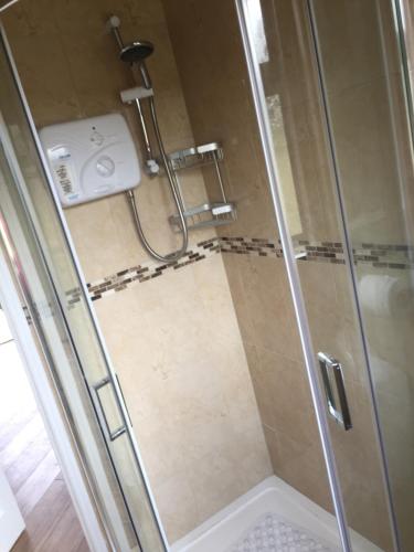 卡文Kits Lodge Crover的浴室里设有玻璃门淋浴