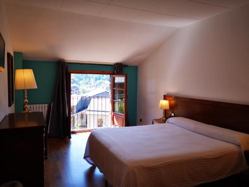 奥尔迪诺圣巴巴拉德拉瓦尔德奥尔迪诺酒店的一间卧室设有一张床和一个大窗户