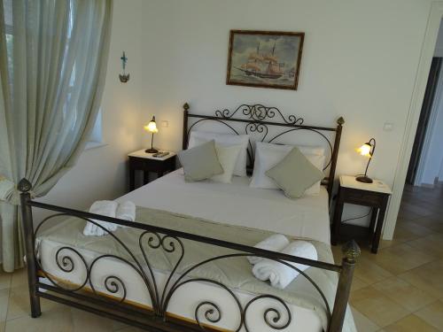伊兹拉Villa ADA的一间卧室配有带白色床单和枕头的床。