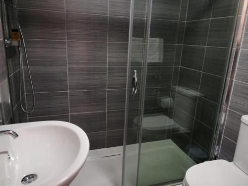 约克格利门宾馆的带淋浴、盥洗盆和卫生间的浴室