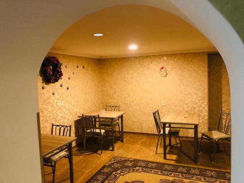 卡兹贝吉Paradise Kazbegi的一间在房间内配有桌椅的餐厅