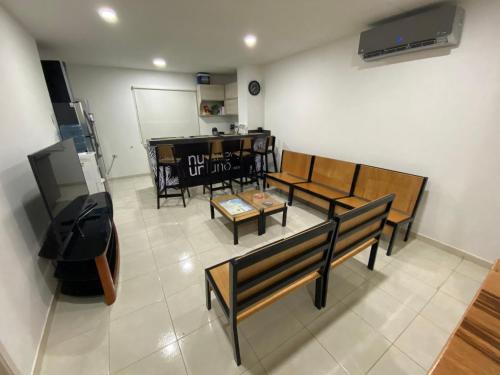 里奥阿查Nueve Uno Hostel的客厅配有长凳和桌子