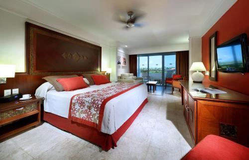 因巴塞帕拉迪姆皇宫度假大酒店&Spa水疗中心- 全包的酒店客房设有一张大床和一台电视。
