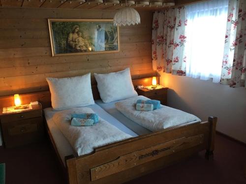 平茨高谷地霍勒尔斯巴赫Mitterhaidgut的一间卧室配有两张单人床。