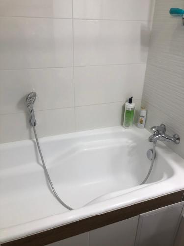 基辅Затишна 2х кімнатна квартира біля метро Академмістечко的浴室内设有带水龙头的白色浴缸
