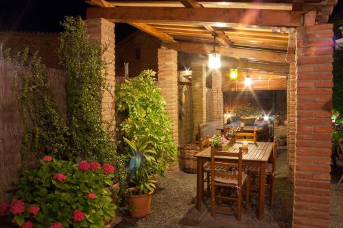 佩拉托拉达Turismo Rural Calaliu的庭院设有桌子和一些植物和鲜花