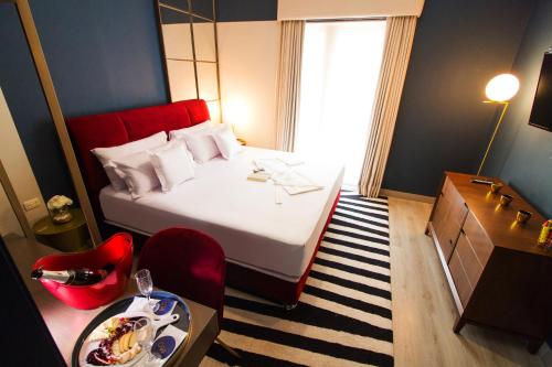 利马Neo Hotel Boutique的一间卧室配有一张床和一张桌子及椅子
