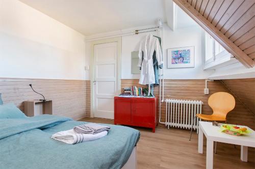 鹿特丹Residentie Blijdorp的卧室配有1张床、1张桌子和1把椅子