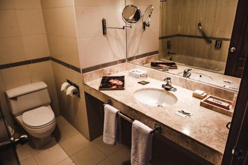BTH Hotel Arequipa Lake的一间浴室