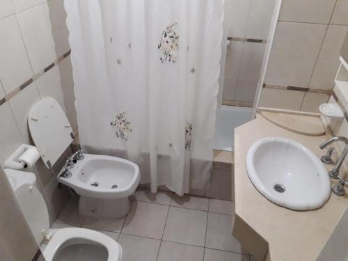 圣拉斐尔Habitaciones confortables con baño privado的浴室设有卫生间、水槽和淋浴帘
