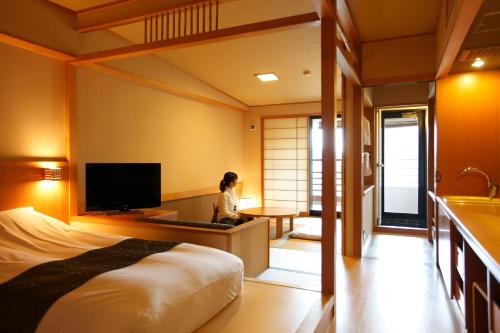箱根箱根小涌谷温泉水之音传统日式旅馆的女人坐在旅馆房间