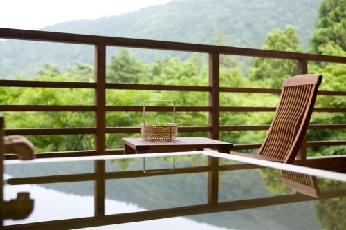 箱根箱根小涌谷温泉水之音传统日式旅馆的美景阳台的桌椅