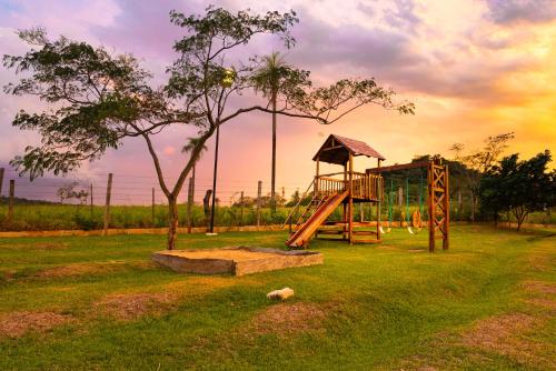IndependenciaVista Alegre Natural Resort - Bungalows的一个带滑梯和树的游乐场