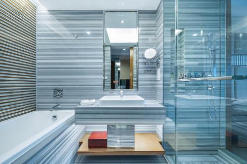 成都成都明宇尚雅饭店的带浴缸、水槽和淋浴的浴室
