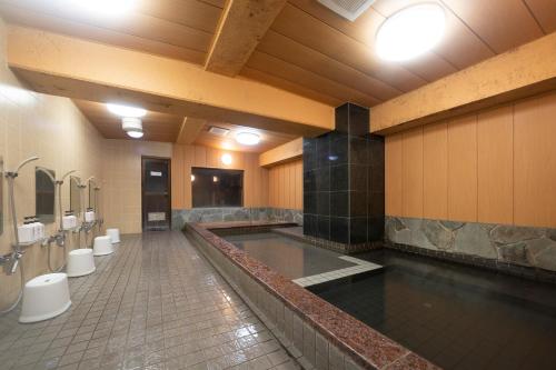 和歌山HOTEL CITY INN WAKAYAMA Wakayama-Ekimae的大型浴室设有水槽和卫生间。