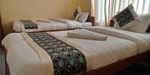 博卡拉那拿博卡拉酒店的酒店客房内的一张床铺