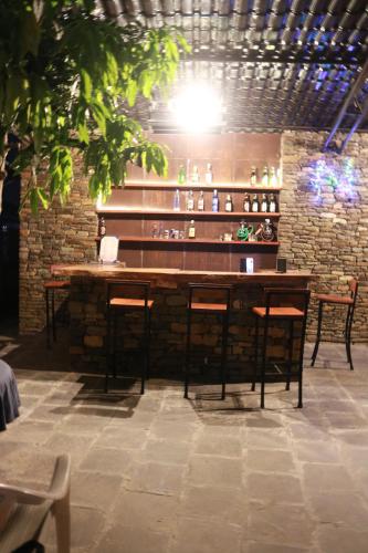 博卡拉那拿博卡拉酒店的酒吧设有椅子和砖墙