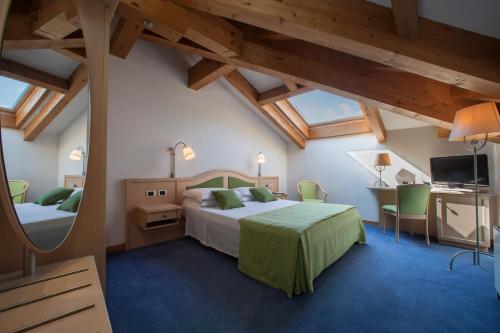费拉迪普利米罗路易斯酒店的一间卧室配有一张床和一张书桌