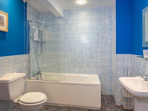 霍普湾2 Armada House的浴室配有卫生间、浴缸和水槽。