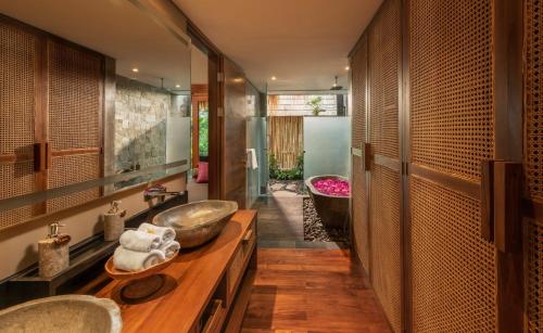 乌布Fivelements Retreat Bali的浴室配有2个盥洗盆和1个浴缸。
